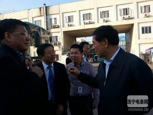 江西省常委、常務(wù)副省長莫建成參觀由科陸電子參與建設(shè)的國內(nèi)首個民間資本投資新能源汽車充電站