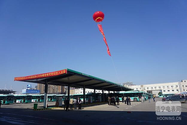 江西省常委、常務(wù)副省長莫建成參觀由科陸電子參與建設(shè)的國內(nèi)首個民間資本投資新能源汽車充電站