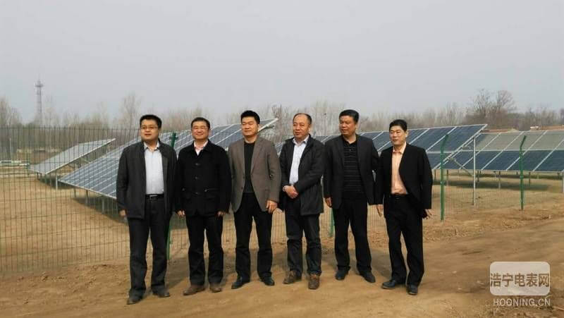 精準(zhǔn)扶貧項(xiàng)目地，陸總裁與當(dāng)?shù)刂饕I(lǐng)導(dǎo)合影