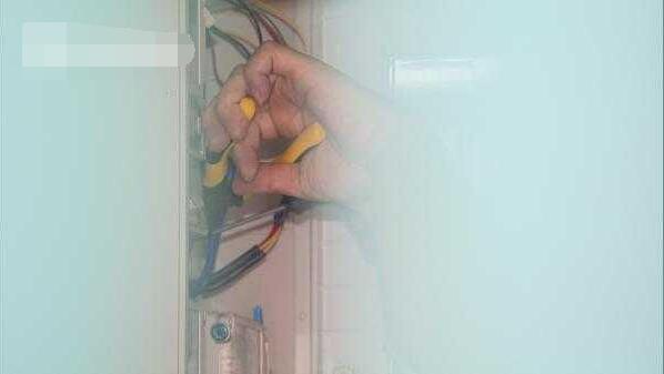 男子幫助20多個居民改裝電表 偷電1萬3千度被判刑